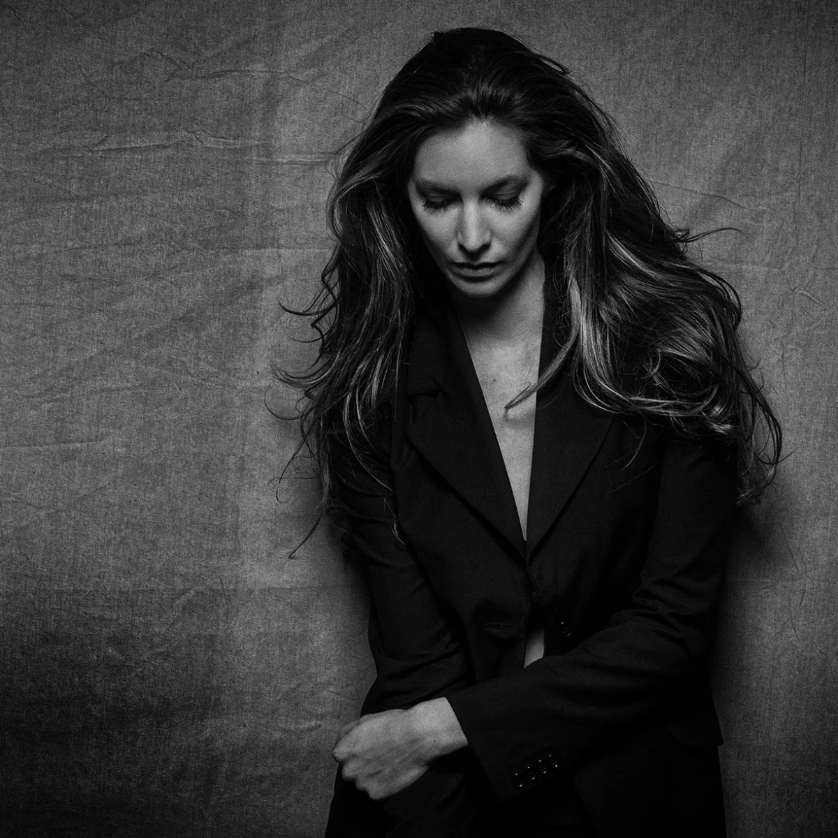 Künstlerporträt von Julia Helena Bernhart – natürliche Portraitaufnahme mit ausdrucksstarker Mimik.