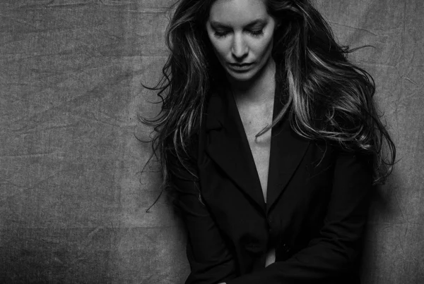 Künstlerporträt von Julia Helena Bernhart – natürliche Portraitaufnahme mit ausdrucksstarker Mimik.