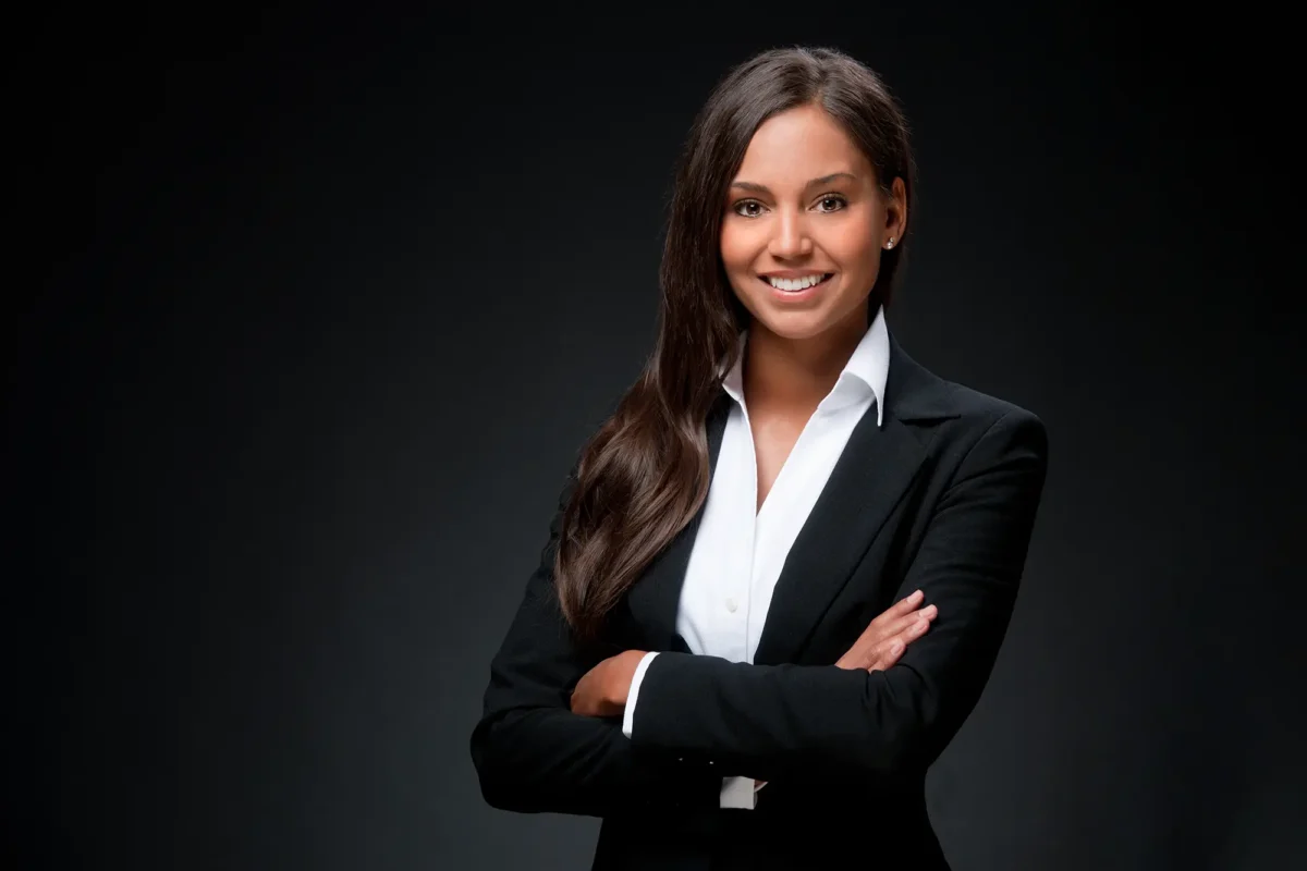 Professionelles Bewerbungsbild – junge Frau vor dunklem Hintergrund Bewerbungsfoto einer jungen Frau mit seriösem Ausdruck vor einem dunklen Hintergrund