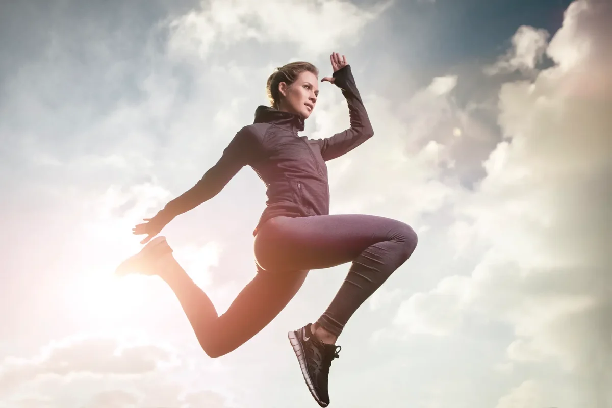 Sportlerin im Sprung – ausdrucksstarke Fotografie mit Fokus auf Dynamik, Energie und moderner Bildsprache für Unternehmen.