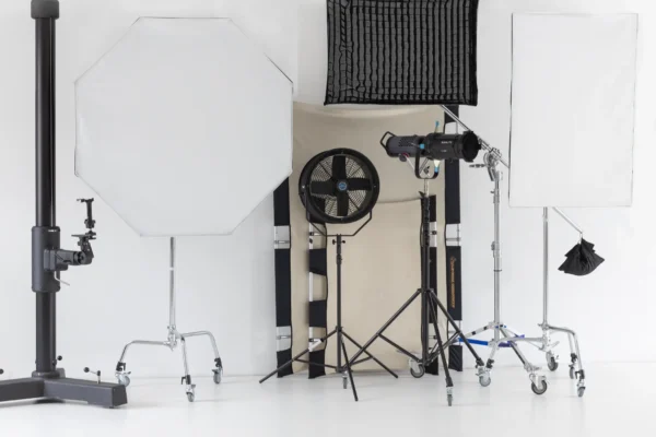 Fotostudio mit Studioequipment: Studiostativ, Softboxen, Windmaschine, Sunbounce-Aufheller, Gobo-Vorsatz, Blitzlicht und LED-Lampen für professionelle Beleuchtung