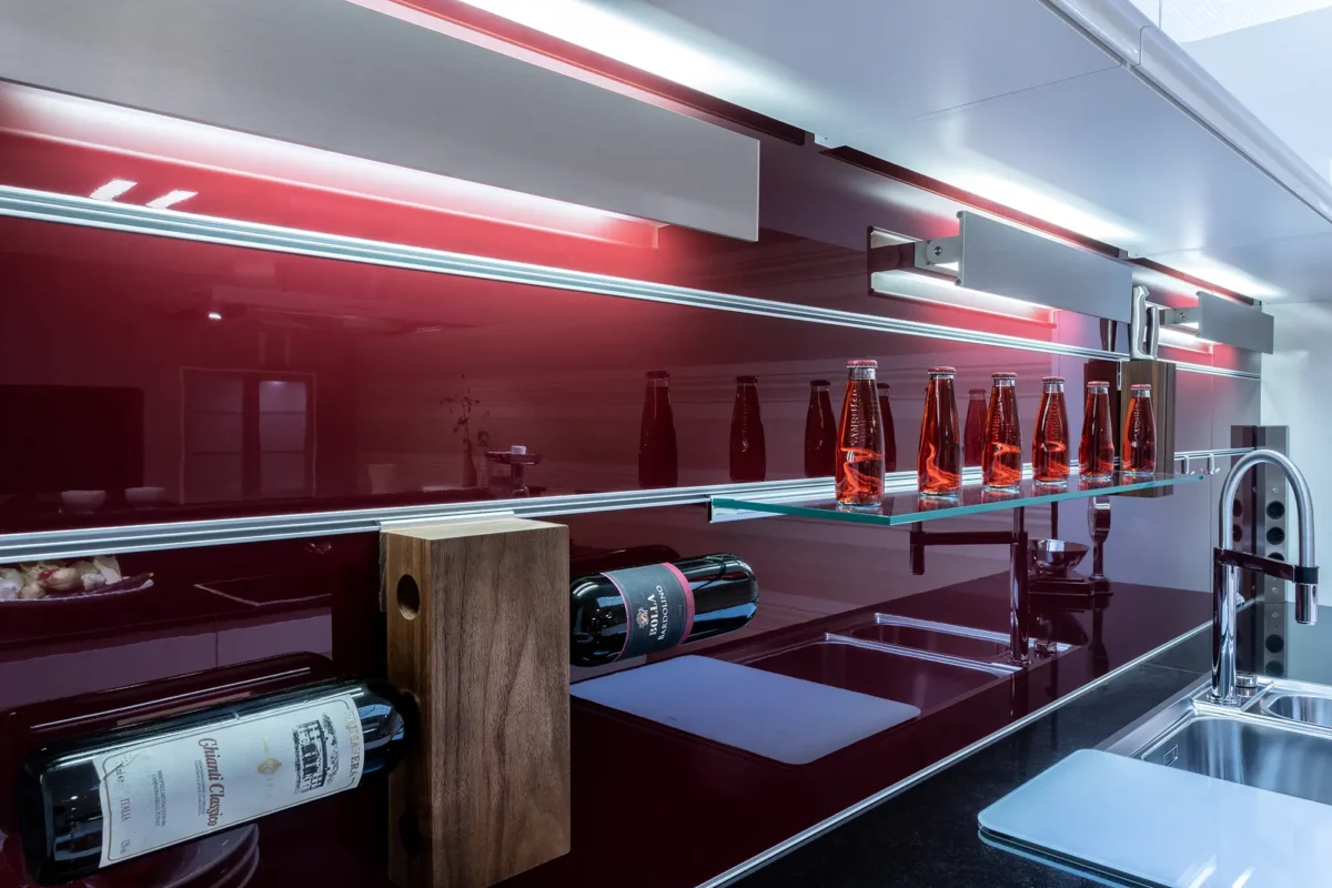 Moderne Designküche eines Küchenbauers – Küchenräume, hochwertige Küchenfotografie